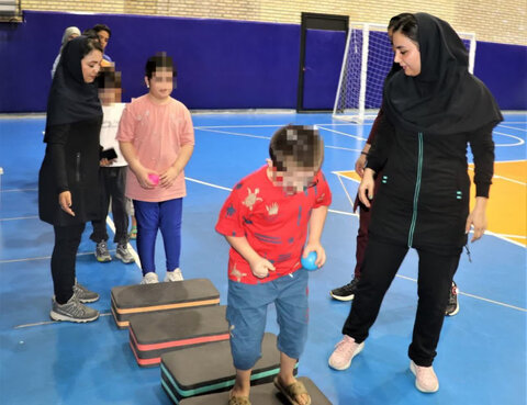 کرج | به مناسبت هفته بهزیستی / برگزاری مسابقه و بازیهای ورزشی ویژه کودکان دارای معلولیت ذهنی و اتیسم در کهریزک
