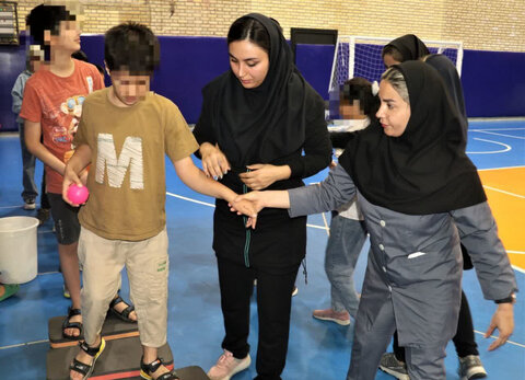 کرج | به مناسبت هفته بهزیستی / برگزاری مسابقه و بازیهای ورزشی ویژه کودکان دارای معلولیت ذهنی و اتیسم در کهریزک