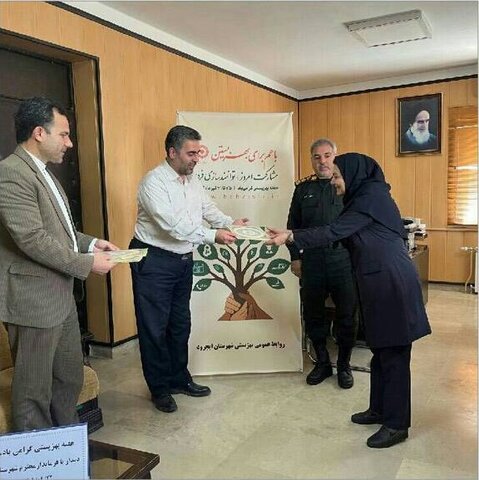 گزارش تصویری| فرماندار شهرستان ایجرود و فرمانده نیروی انتظامی شهرستان با اهدا لوح از کارکنان بهزیستی این  شهرستان تجلیل کردند