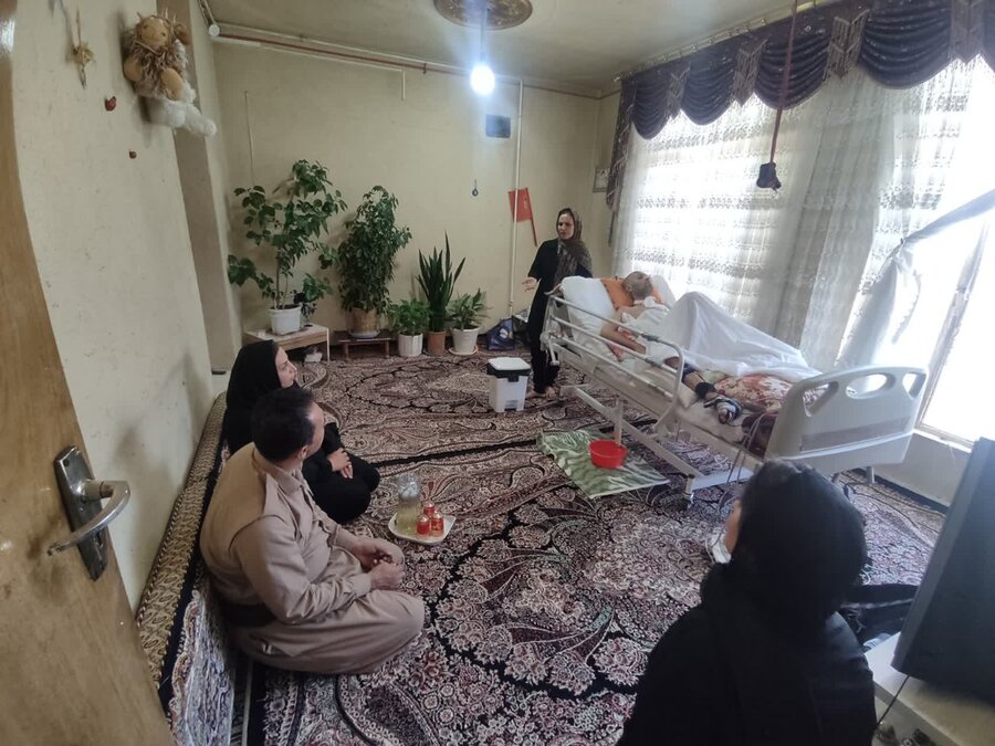 بازدید رئیس بهزیستی کامیاران از منازل معلولین ضایعه نخاعی