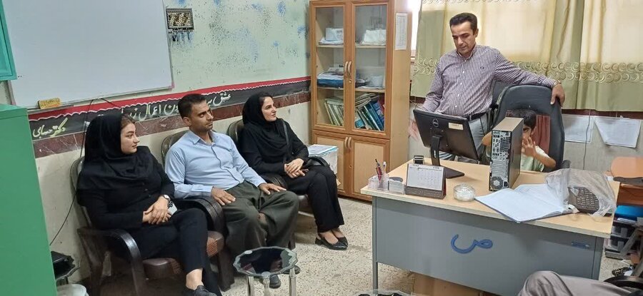 مریوان | اهدای یک دستگاه رایانه به مدرسه ابتدایی