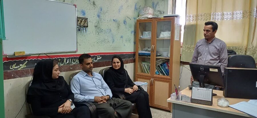 مریوان | اهدای یک دستگاه رایانه به مدرسه ابتدایی 