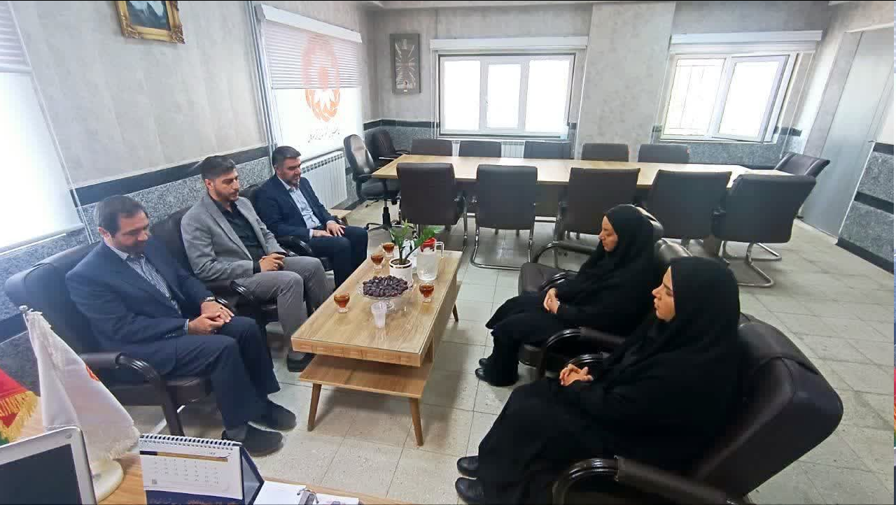 تجلیل و دلجویی از خانواده شهدا در جنگ ۱۲ روزه توسط معاون فرماندار و رئیس اداره بهزیستی تویسرکان