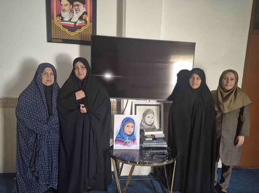 شهرستان بوشهر|دیدار مدیر بهزیستی بوشهر با خانواده شهید ۹ ساله دفاع مقدس به مناسبت هفته بهزیستی