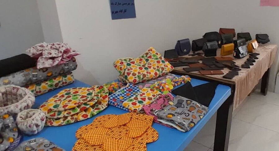 برپایی نمایشگاه صنایع دستی  چرم دوزی و خیاطی توانخواهان بهزیستی تکاب