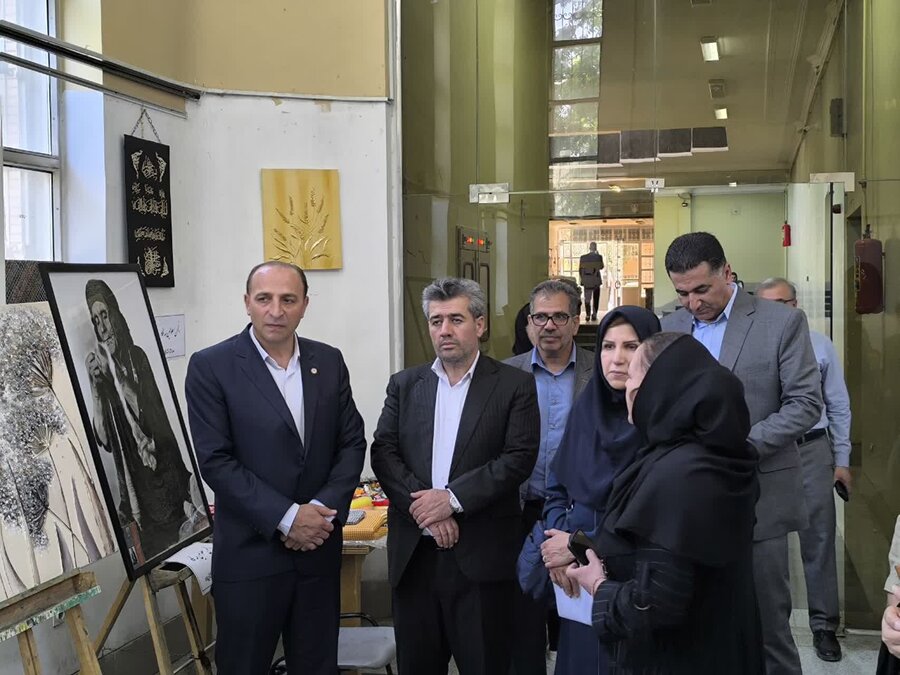 بازدید مدیر کل بهزیستی استان به همراه براخاصی معاون سیاسی و اجتماعی فرمانداری از نمایشگاه هنرهای تجسمی و صنایع دستی جامعه معلولین