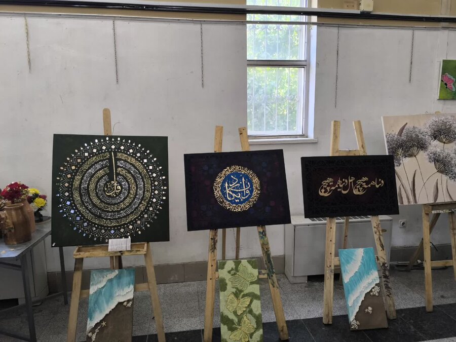 بازدید مدیر کل بهزیستی استان به همراه براخاصی معاون سیاسی و اجتماعی فرمانداری از نمایشگاه هنرهای تجسمی و صنایع دستی جامعه معلولین 