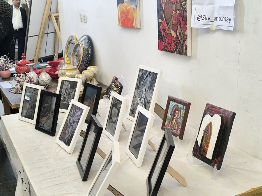 بازدید مدیر کل بهزیستی استان به همراه براخاصی معاون سیاسی و اجتماعی فرمانداری از نمایشگاه هنرهای تجسمی و صنایع دستی جامعه معلولین