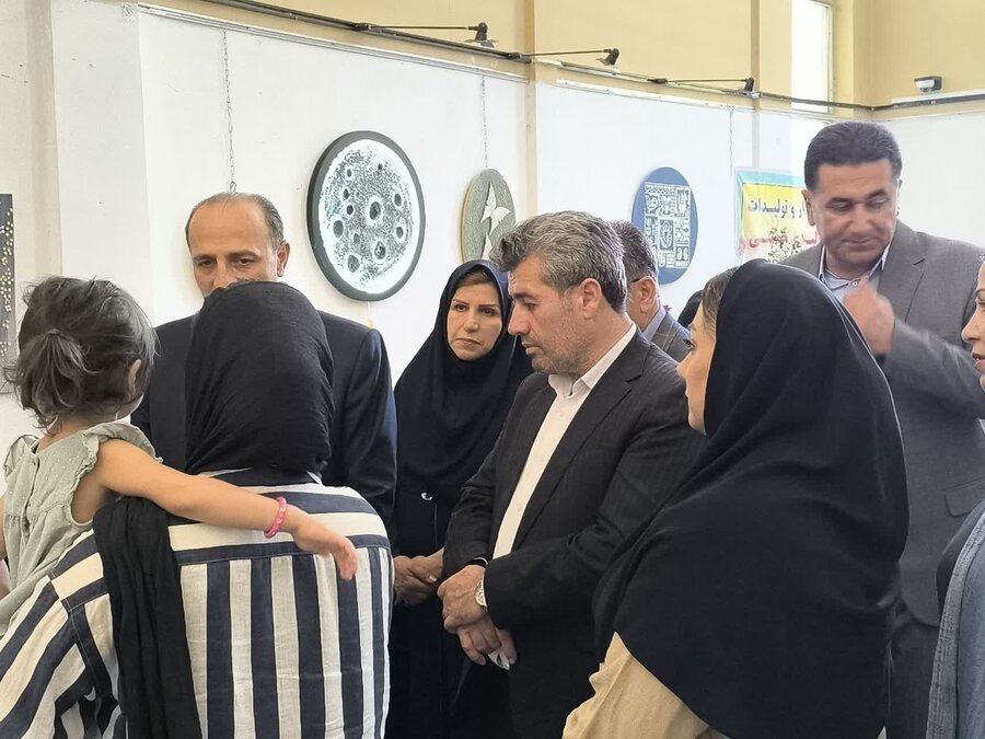 بازدید مدیر کل بهزیستی استان به همراه براخاصی معاون سیاسی و اجتماعی فرمانداری از نمایشگاه هنرهای تجسمی و صنایع دستی جامعه معلولین