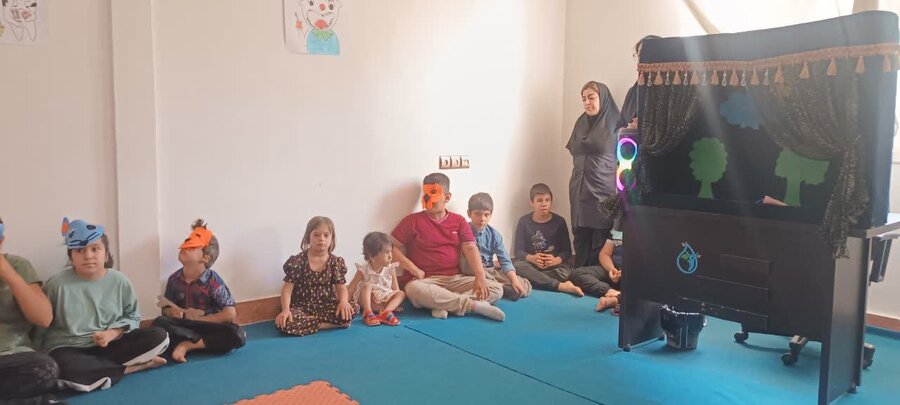 نمایش عروسکی با حضور رئیس بهزیستی شاهین دژ در مرکز توانبخشی فیدان