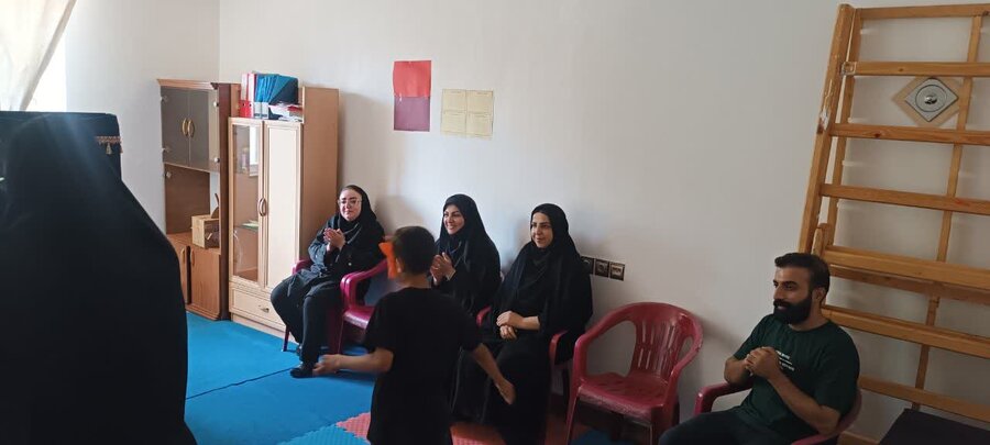 نمایش عروسکی با حضور رئیس بهزیستی شاهین دژ در مرکز توانبخشی فیدان
