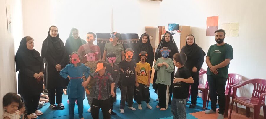 نمایش عروسکی با حضور رئیس بهزیستی شاهین دژ در مرکز توانبخشی فیدان