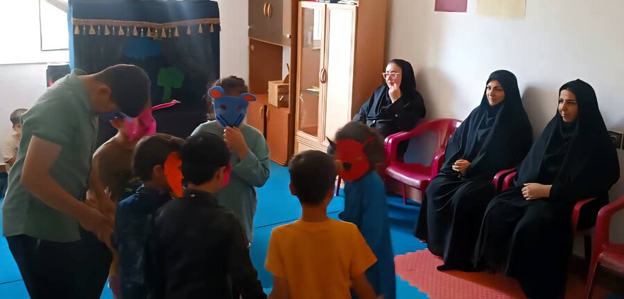 نمایش عروسکی با حضور رئیس بهزیستی شاهین دژ در مرکز توانبخشی فیدان