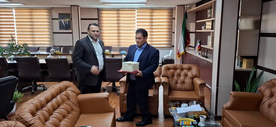 اسلامشهر | تقدیر از رئیس اداره بهزیستی توسط بخشدار احمدآباد مستوفی به مناسبت هفته بهزیستی