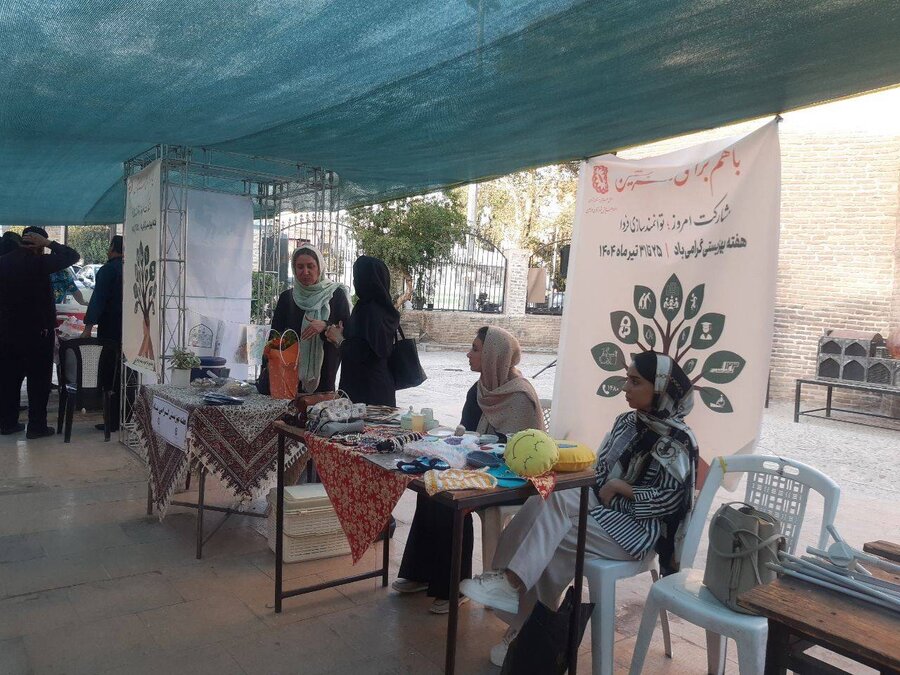 ورامین |  برپایی نمایشگاه دستاورده های هنری جامعه هدف بهزیستی
