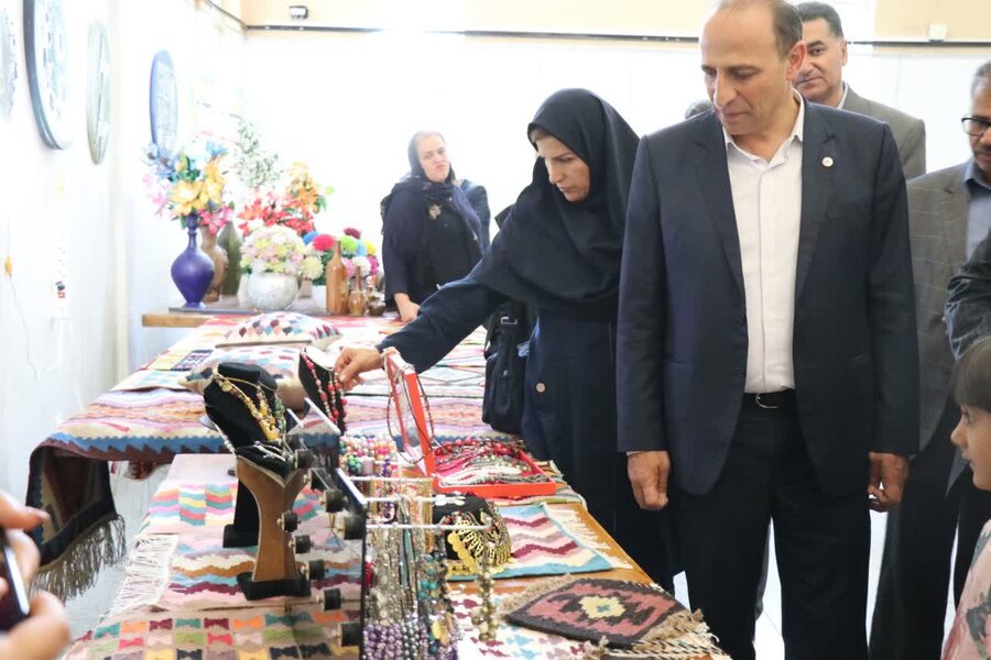 بازدید مدیر کل بهزیستی استان به همراه براخاصی معاون سیاسی و اجتماعی فرمانداری از نمایشگاه هنرهای تجسمی و صنایع دستی جامعه معلولین
