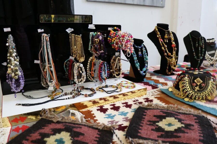 بازدید مدیر کل بهزیستی استان به همراه براخاصی معاون سیاسی و اجتماعی فرمانداری از نمایشگاه هنرهای تجسمی و صنایع دستی جامعه معلولین