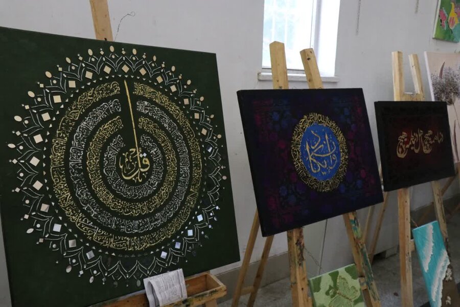 بازدید مدیر کل بهزیستی استان به همراه براخاصی معاون سیاسی و اجتماعی فرمانداری از نمایشگاه هنرهای تجسمی و صنایع دستی جامعه معلولین 