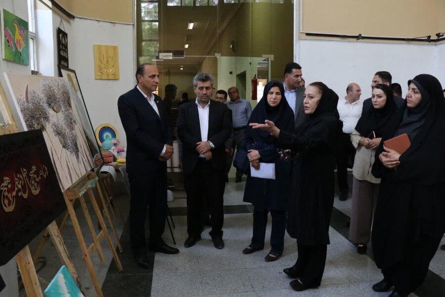 بازدید مدیر کل بهزیستی استان به همراه براخاصی معاون سیاسی و اجتماعی فرمانداری از نمایشگاه هنرهای تجسمی و صنایع دستی جامعه معلولین 