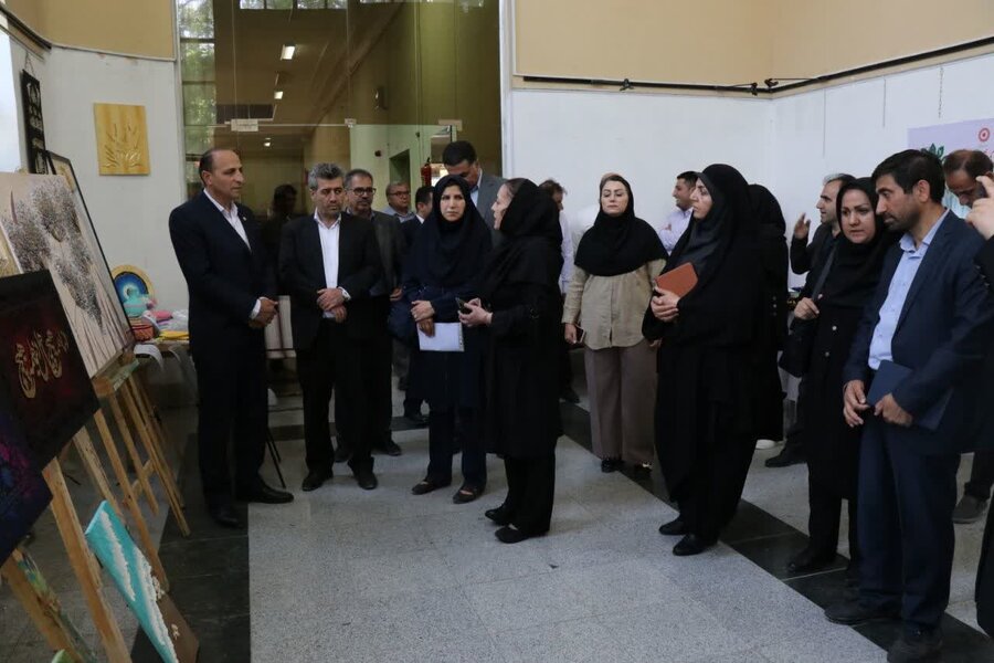 بازدید مدیر کل بهزیستی استان به همراه براخاصی معاون سیاسی و اجتماعی فرمانداری از نمایشگاه هنرهای تجسمی و صنایع دستی جامعه معلولین