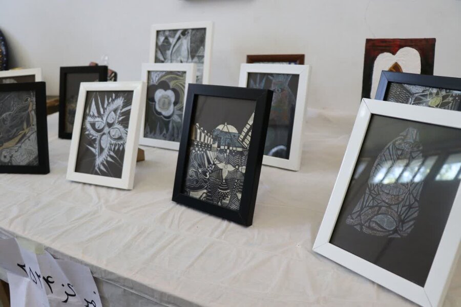 بازدید مدیر کل بهزیستی استان به همراه براخاصی معاون سیاسی و اجتماعی فرمانداری از نمایشگاه هنرهای تجسمی و صنایع دستی جامعه معلولین