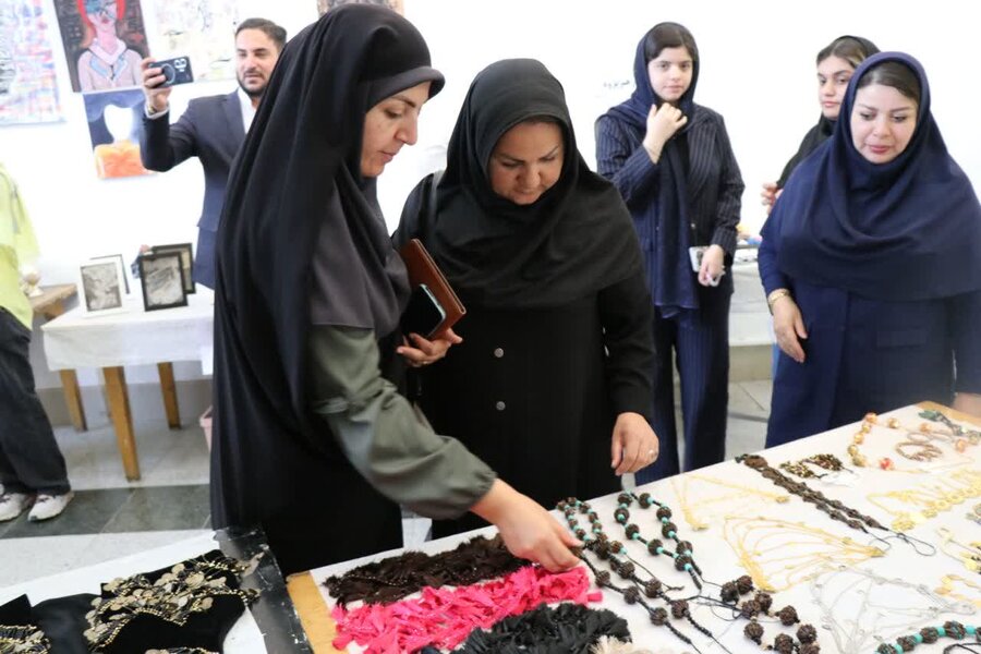 بازدید مدیر کل بهزیستی استان به همراه براخاصی معاون سیاسی و اجتماعی فرمانداری از نمایشگاه هنرهای تجسمی و صنایع دستی جامعه معلولین 
