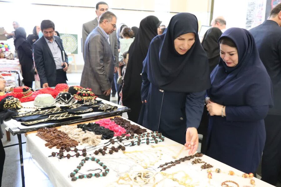 بازدید مدیر کل بهزیستی استان به همراه براخاصی معاون سیاسی و اجتماعی فرمانداری از نمایشگاه هنرهای تجسمی و صنایع دستی جامعه معلولین 
