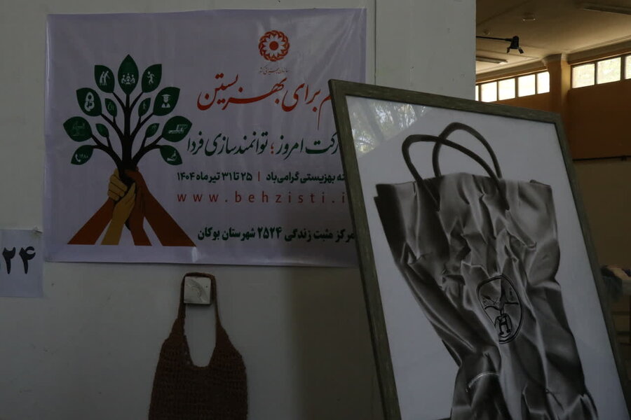 بازدید مدیر کل بهزیستی استان به همراه براخاصی معاون سیاسی و اجتماعی فرمانداری از نمایشگاه هنرهای تجسمی و صنایع دستی جامعه معلولین 