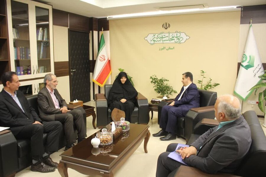 دیدار مدیرکل بهزیستی استان البرز با مدیرکل دیوان محاسبات استان / اهداء نشان همیار بهزیستی در راستای همکاری‌های مؤثر