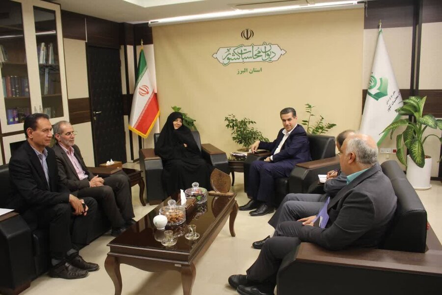 دیدار مدیرکل بهزیستی استان البرز با مدیرکل دیوان محاسبات استان / اهداء نشان همیار بهزیستی در راستای همکاری‌های مؤثر