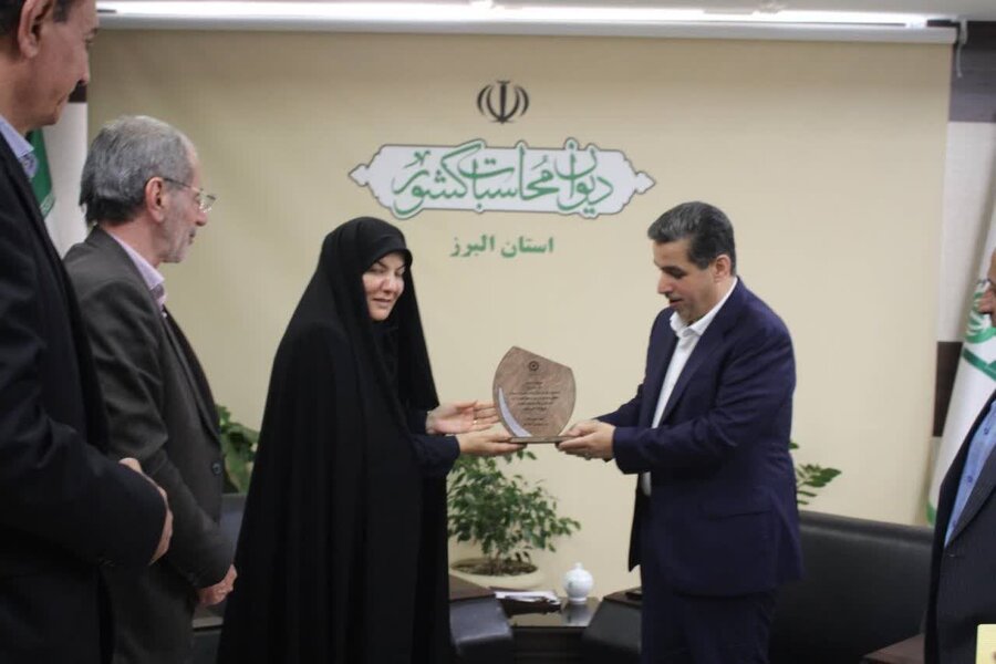 دیدار مدیرکل بهزیستی استان البرز با مدیرکل دیوان محاسبات استان / اهداء نشان همیار بهزیستی در راستای همکاری‌های مؤثر