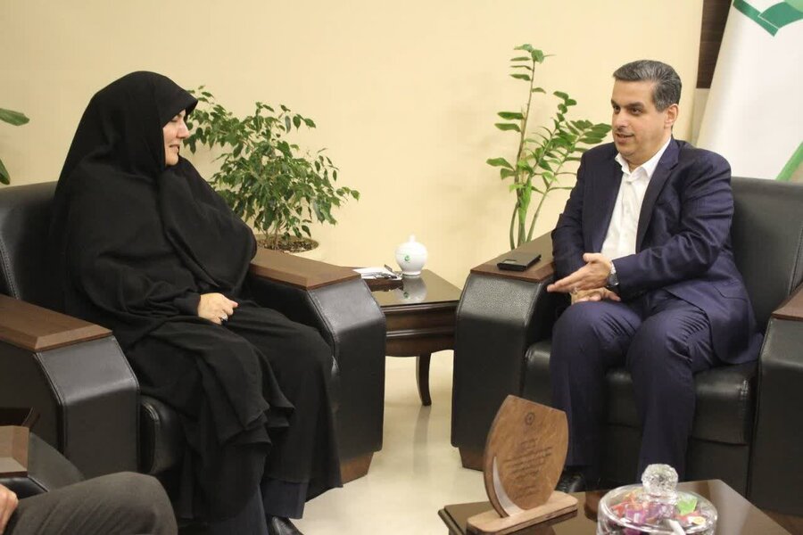 دیدار مدیرکل بهزیستی استان البرز با مدیرکل دیوان محاسبات استان / اهداء نشان همیار بهزیستی در راستای همکاری‌های مؤثر