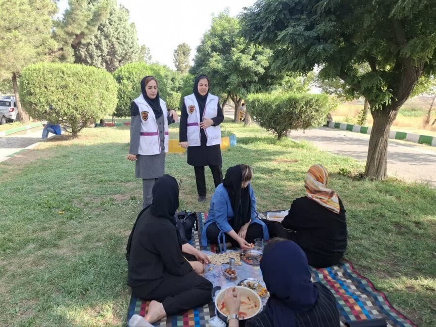 برگزاری برنامه هفتگی معرفی خدمات اورژانس اجتماعی در پارک ساحلی( تایم ورزش صبحگاهی ) به شهروندان شهرستان میاندوآب