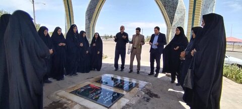 عطر افشانی و غبار روبی مزار شهدا