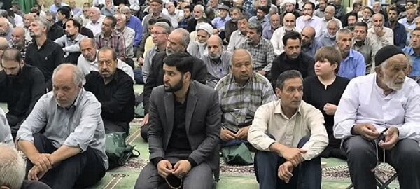 نجف‌آباد| برپایی میز خدمت بهزیستی در محل اقامه نماز جمعه شهرستان