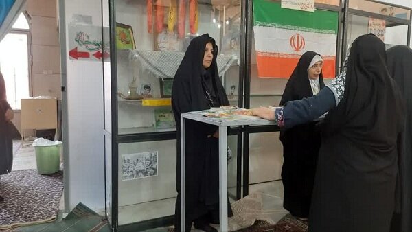 نجف‌آباد| برپایی میز خدمت بهزیستی در محل اقامه نماز جمعه شهرستان