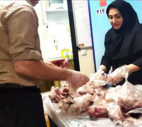 کرج | گوشت نذری بین مددجویان طرح توانبخشی مبتنی بر جامعه cbr تحت حمایت بهزیستی شهرستان کرج توزیع شد