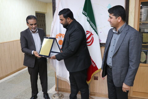 از خدمات خیریه غیاث کرمان با اهدای لوح تندبس تقدیر شد