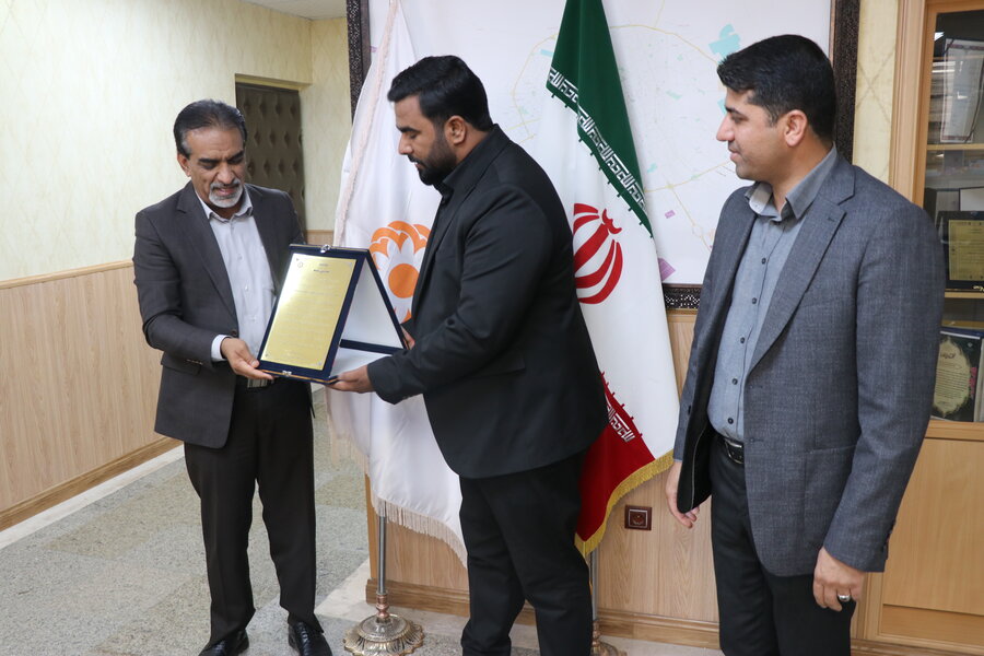 از خدمات خیریه غیاث کرمان با اهدای لوح تندبس تقدیر شد 