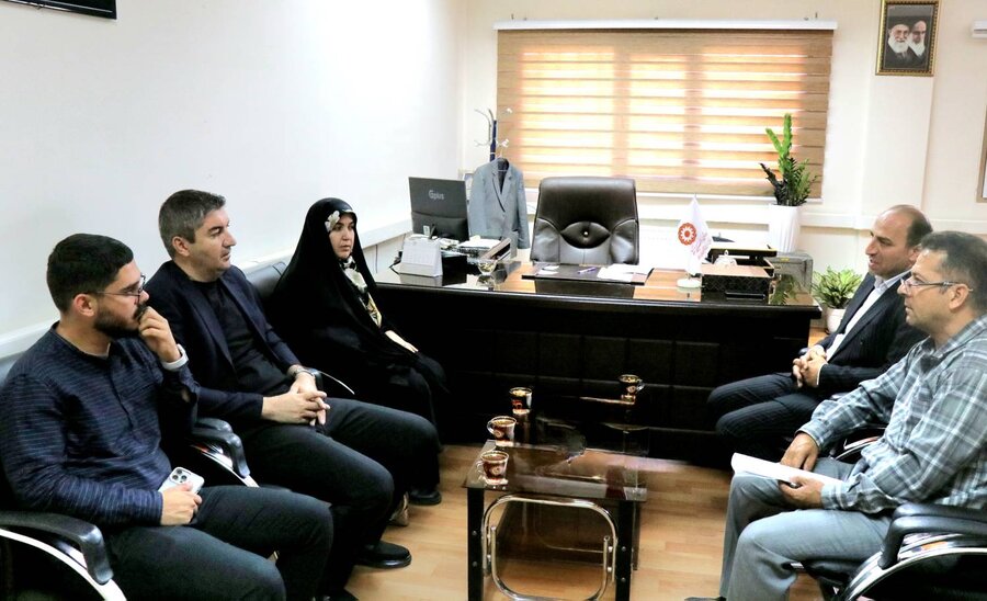 تحویل ویلچر به خانواده‌های کارگری دارای فرزند معلول با حضور نماینده مجلس و مدیرکل بهزیستی