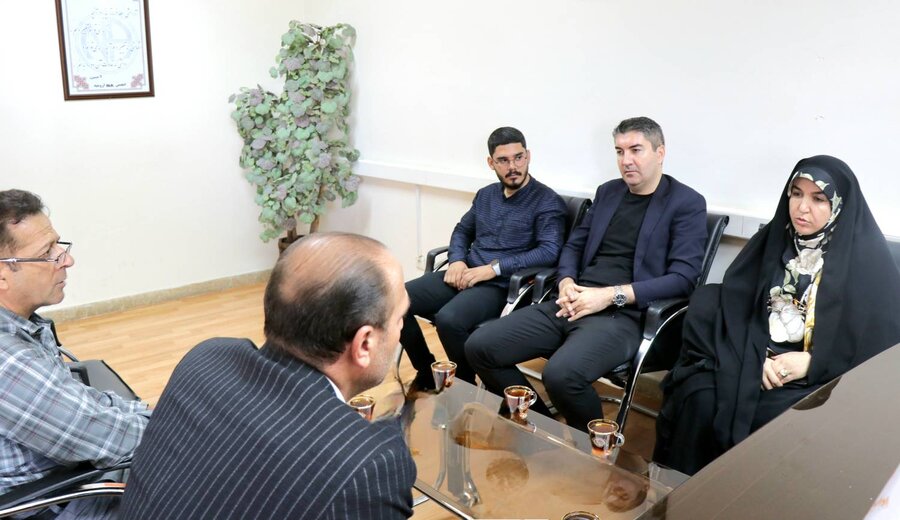 تحویل ویلچر به خانوادههای کارگری دارای فرزند معلول با حضور نماینده مجلس و مدیرکل بهزیستی