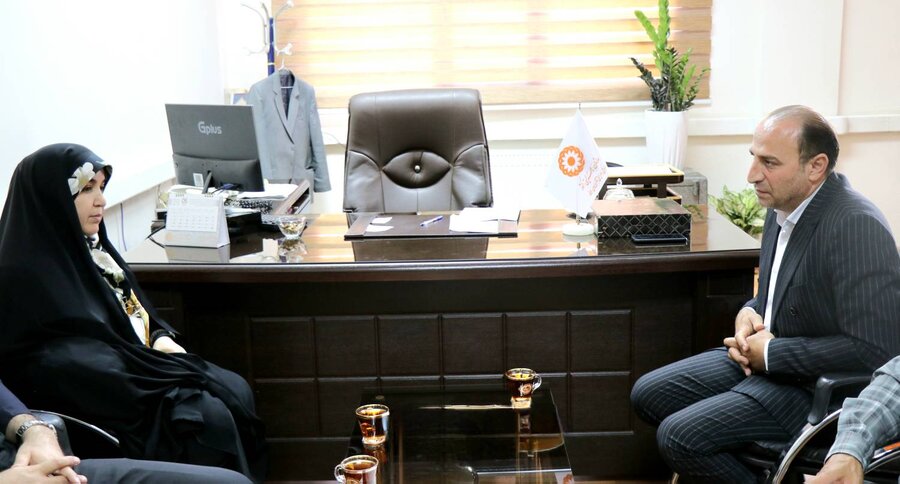 تحویل ویلچر به خانواده‌های کارگری دارای فرزند معلول با حضور نماینده مجلس و مدیرکل بهزیستی