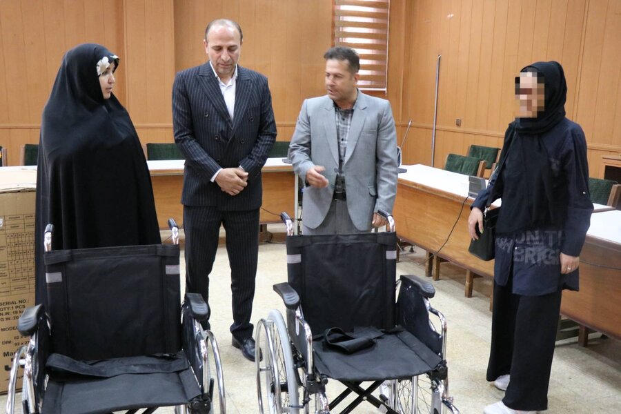 تحویل ویلچر به خانواده‌های کارگری دارای فرزند معلول با حضور نماینده مجلس و مدیرکل بهزیستی