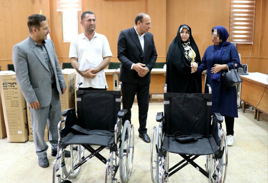 تحویل ویلچر به خانواده‌های کارگری دارای فرزند معلول با حضور نماینده مجلس و مدیرکل بهزیستی