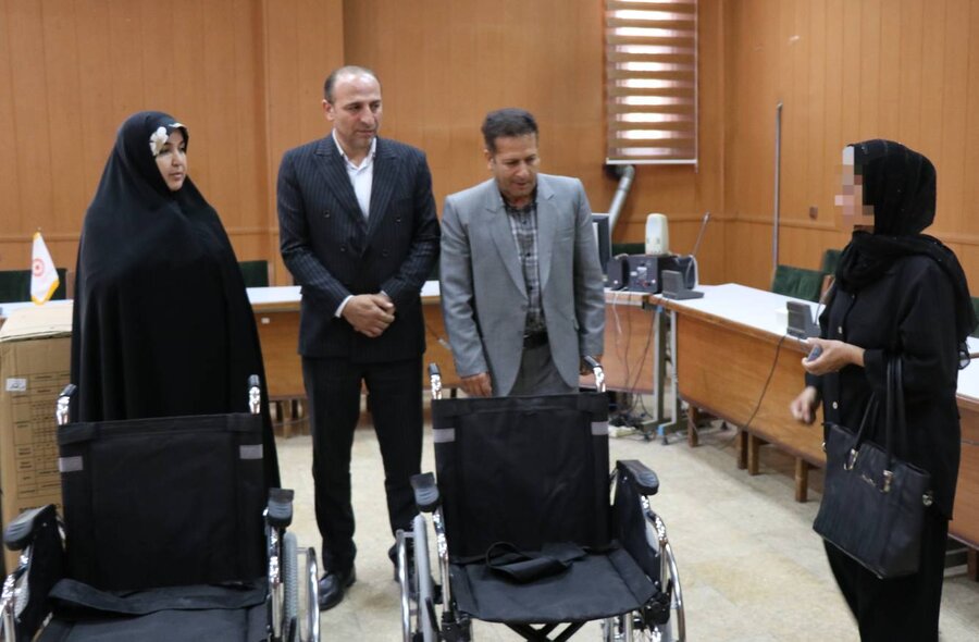 تحویل ویلچر به خانوادههای کارگری دارای فرزند معلول با حضور نماینده مجلس و مدیرکل بهزیستی