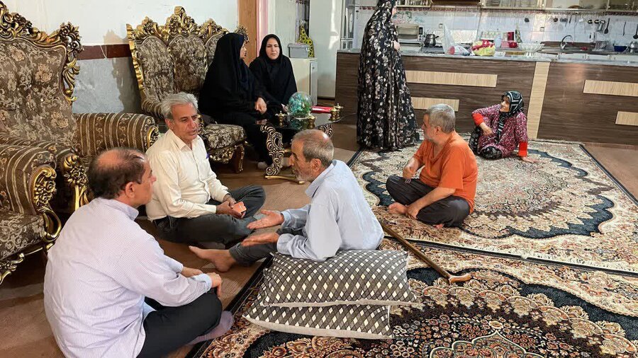 بازدید مسئولان قروه از خانواده مددجو دارای فرزندان معلول و جانباز