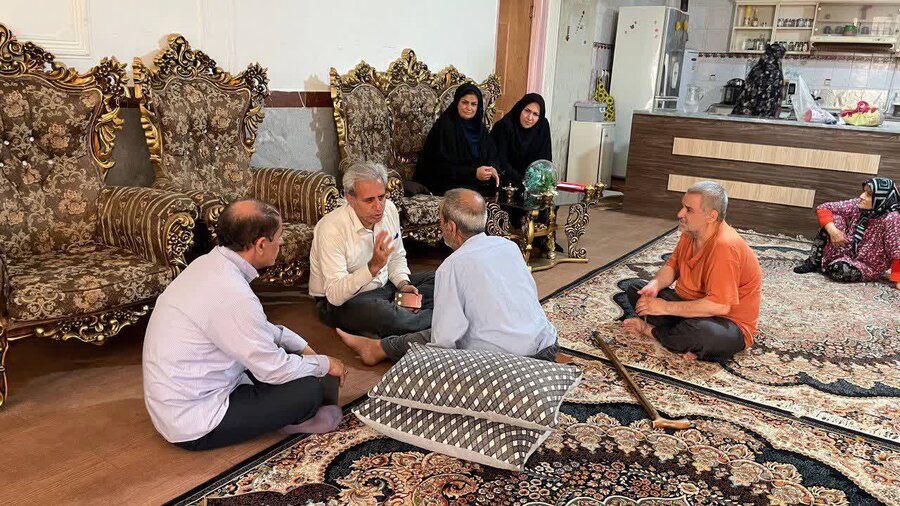 بازدید مسئولان قروه از خانواده مددجو دارای فرزندان معلول و جانباز
