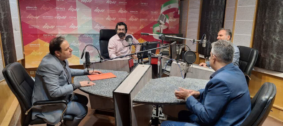 کرج | گفتگوی تخصصی پیرامون مناسب‌سازی محیط و مبلمان شهری ویژه افراد دارای نیازهای خاص در رادیو البرز