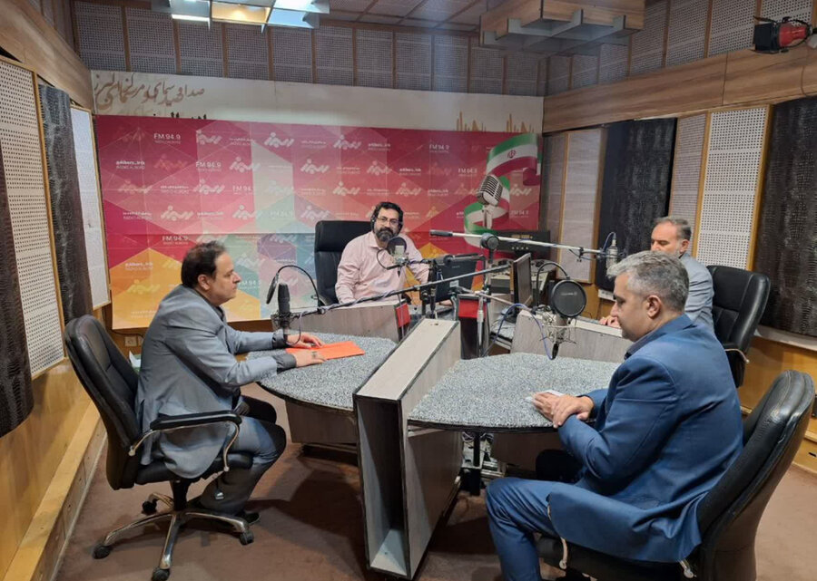 کرج | گفتگوی تخصصی پیرامون مناسب‌سازی محیط و مبلمان شهری ویژه افراد دارای نیازهای خاص در رادیو البرز