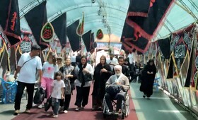 خدمت‌رسانی به زائران دارای معلولیت توسط پرسنل بهزیستی پیرانشهر